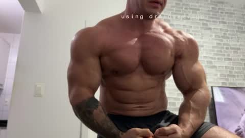 Snapshot of couplemuscle40 chatting on 06.08.26 couplemuscle40 online show from 06.08.26