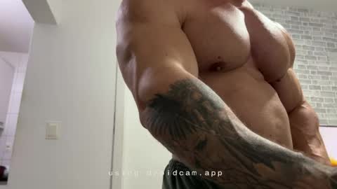 Snapshot of couplemuscle40 chatting on 06.09.26 couplemuscle40 online show from 06.09.26