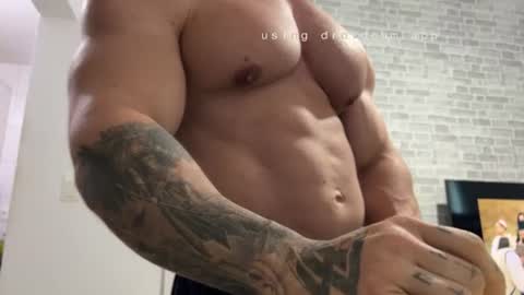 Snapshot of couplemuscle40 chatting on 06.17.26 couplemuscle40 online show from 06.17.26