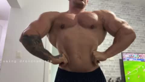 Snapshot of couplemuscle40 chatting on 06.22.26 couplemuscle40 online show from 06.22.26