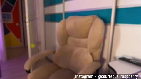 Snapshot of courteous_raspberrrry chatting on 09.12.25 Rose Roys my online show from 09.12.25