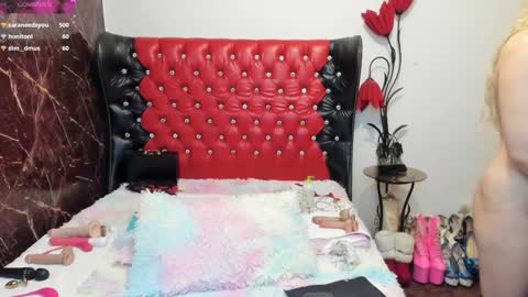Snapshot of crazzy_pussy chatting on 01.18.25 Ana  online show from 01.18.25