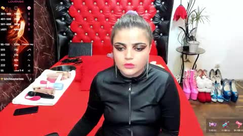 Snapshot of crazzy_pussy chatting on 10.07.25 Ana  online show from 10.07.25