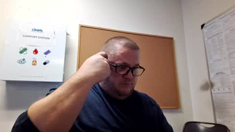 Snapshot of creeeping_death chatting on 12.08.24 The hopeless romantic online show from 12.08.24