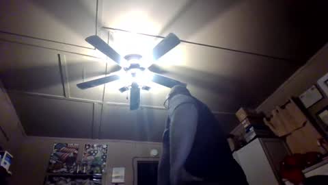 Snapshot of creeeping_death chatting on 12.25.24 The hopeless romantic online show from 12.25.24