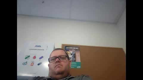 Snapshot of creeeping_death chatting on 02.09.25 The hopeless romantic online show from 02.09.25