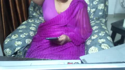 Snapshot of crezybhabihot chatting on 01.31.25 Sonika69 online show from 01.31.25