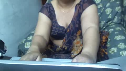 Snapshot of crezybhabihot chatting on 02.15.25 Sonika69 online show from 02.15.25