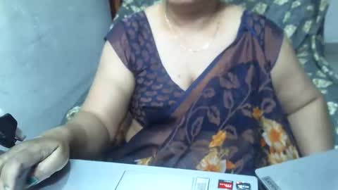 Snapshot of crezybhabihot chatting on 02.15.25 Sonika69 online show from 02.15.25
