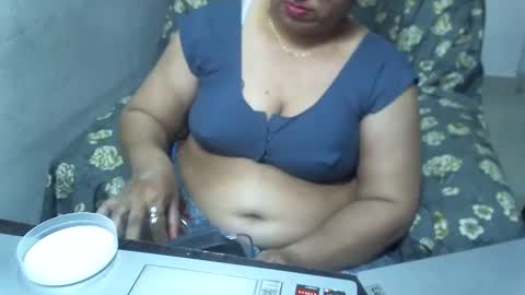 Snapshot of crezybhabihot chatting on 03.12.25 Sonika69 online show from 03.12.25