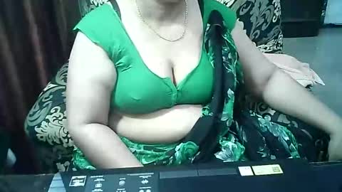 Snapshot of crezybhabihot chatting on 09.29.25 Sonika69 online show from 09.29.25