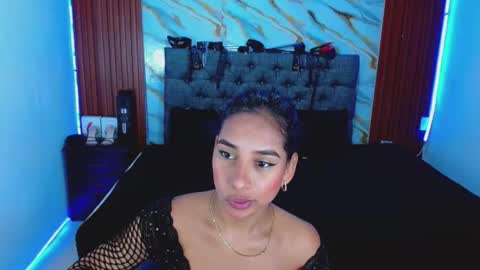 Snapshot of crisandmery chatting on 12.03.25 CRISANDMERY online show from 12.03.25