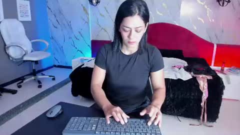 Snapshot of cristal_crossfit chatting on 07.16.26 Cristal online show from 07.16.26