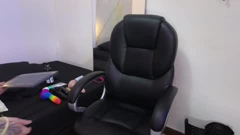 Snapshot of cry_baby800 chatting on 10.29.25 Cry online show from 10.29.25