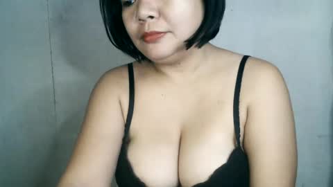 Snapshot of crystal_april chatting on 01.28.25 Crys online show from 01.28.25