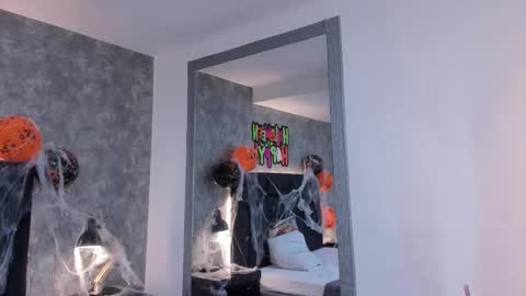 Snapshot of crystaldarliing chatting on 10.22.25 Crystal online show from 10.22.25