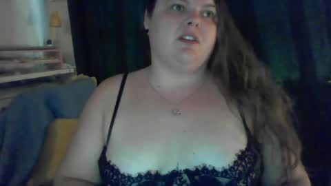 Snapshot of crystalizzzee chatting on 06.15.26 Herekittykitty69 online show from 06.15.26