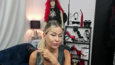 Snapshot of crystalxohotty chatting on 09.10.25 CrystalHotty online show from 09.10.25