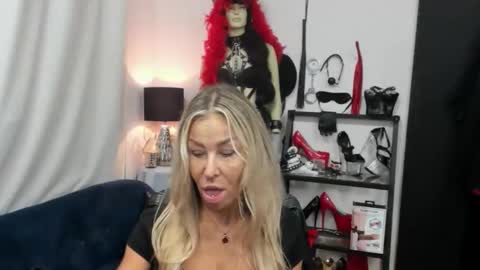 Snapshot of crystalxohotty chatting on 09.17.25 CrystalHotty online show from 09.17.25