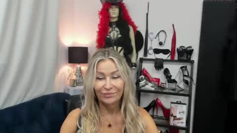 Snapshot of crystalxohotty chatting on 09.22.25 CrystalHotty online show from 09.22.25