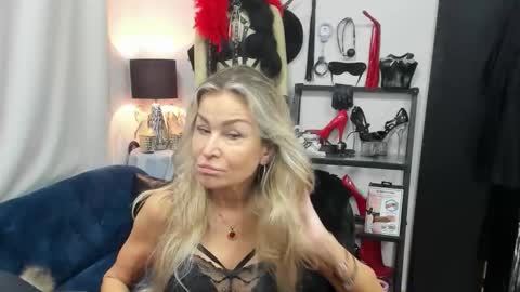 Snapshot of crystalxohotty chatting on 11.04.25 CrystalHotty online show from 11.04.25