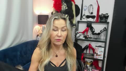 Snapshot of crystalxohotty chatting on 11.17.25 CrystalHotty online show from 11.17.25