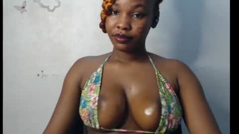Snapshot of cum_ebony_xxxpetit chatting on 06.12.26 Teeha online show from 06.12.26