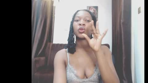 Snapshot of cumebony_petit chatting on 05.19.26 cumebony_petit online show from 05.19.26