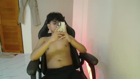 Snapshot of cummingyu chatting on 12.18.24 cummingyu online show from 12.18.24