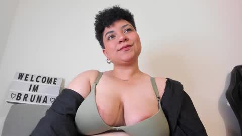 Snapshot of curly_cam_queen chatting on 02.07.25 Bruna online show from 02.07.25