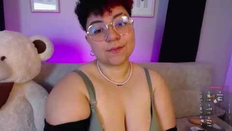 Snapshot of curly_cam_queen chatting on 02.10.26 Bruna online show from 02.10.26