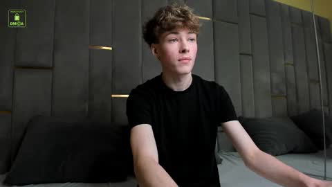 Snapshot of curlytwinkboy chatting on 09.26.25 KEVIN online show from 09.26.25