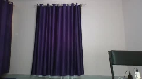 Essie online show from 02.12.25