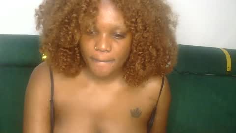 Snapshot of curvy_vee chatting on 06.20.26 vee online show from 06.20.26