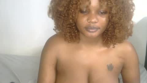 Snapshot of curvy_vee chatting on 06.26.26 vee online show from 06.26.26
