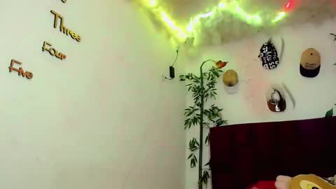 Snapshot of cute_ts_charlott chatting on 12.02.25 danny online show from 12.02.25