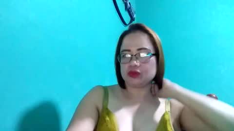 Snapshot of cutechey06 chatting on 12.28.24 Sky online show from 12.28.24