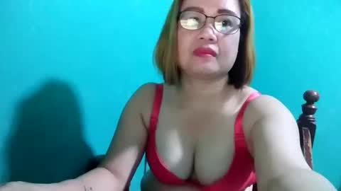 Snapshot of cutechey06 chatting on 01.12.25 Sky online show from 01.12.25