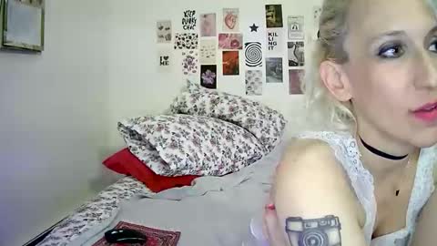 Snapshot of cutefemme chatting on 11.07.25 Bella online show from 11.07.25