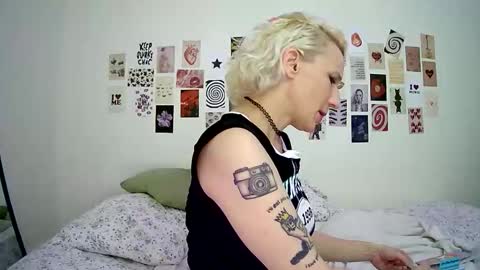 Snapshot of cutefemme chatting on 11.23.25 Bella online show from 11.23.25