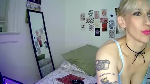 Snapshot of cutefemme chatting on 11.25.25 Bella online show from 11.25.25