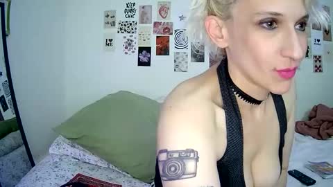 Snapshot of cutefemme chatting on 11.26.25 Bella online show from 11.26.25