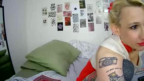 Snapshot of cutefemme chatting on 12.22.25 Bella online show from 12.22.25