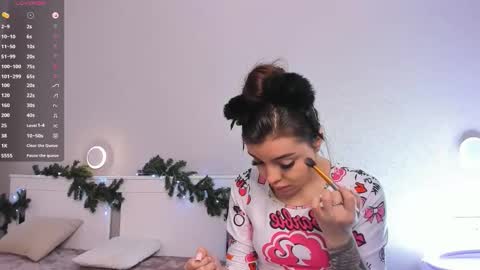 Snapshot of cutelunette chatting on 12.17.25 Ellen online show from 12.17.25