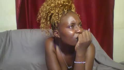 Snapshot of cutey_lunar chatting on 02.26.25 cutey_lunar online show from 02.26.25