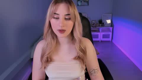 Snapshot of cutie_louise chatting on 12.03.24 Your Louise follow me online show from 12.03.24