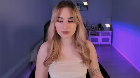 Snapshot of cutie_louise chatting on 12.04.24 Your Louise follow me online show from 12.04.24