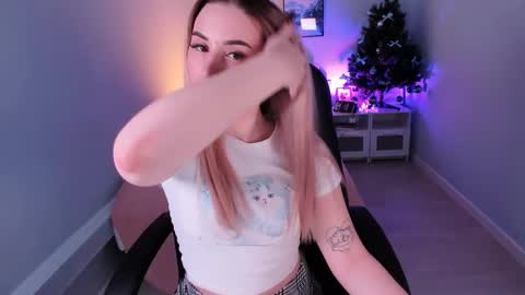 Snapshot of cutie_louise chatting on 12.18.24 Your Louise follow me online show from 12.18.24