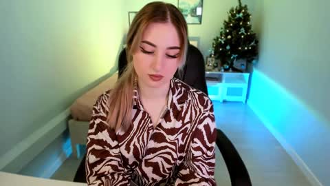 Snapshot of cutie_louise chatting on 01.09.25 Your Louise follow me online show from 01.09.25