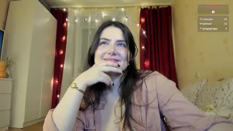 Snapshot of cutie_pearl chatting on 10.31.25 Pearl online show from 10.31.25